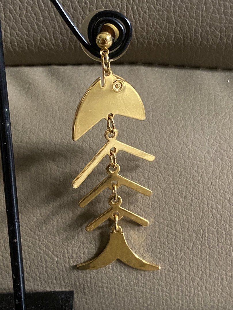 Nautical Earrings Bundle (2 Pairs) - ALDO Crystal + Gold Fishbone Dangle (Category: Earrings) located in Paranaque City. Submitted by ChloeCharles (Listing ID 1461516399, Image 3). Description: NAUTICAL EARRINGS BUNDLE - 2 PAIRS! ⚓️🐟✨ Get 2 trendy gold earrings for less than mall price! INCLUDES: 1. Gold Fish Skeleton Dangle Earrings (Statement Pair) • 3 inches long, articulated / movable • Gold-toned, lightweight & not heavy on ears • Quirky, a