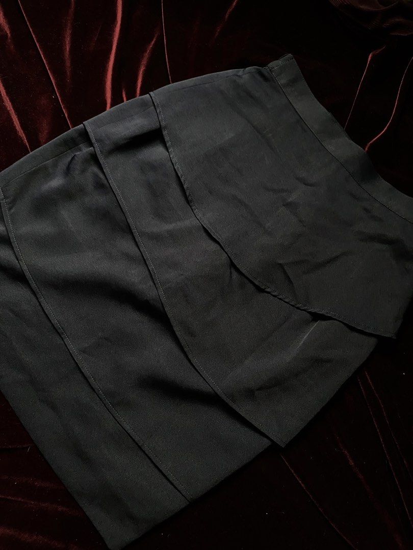 Navy Blue layered pencil / office skirt (Category: Skirts) located in Santo Tomas. Submitted by wearjosclo (Listing ID 1461539721, Image 2). Description: W: 25-26 | L: 22 - Dark navy blue pencil skirt - Features: Layered, ruffled front detail - Length: Knee-length - Occasion: Ideal for work or a night out - Style: Versatile piece.