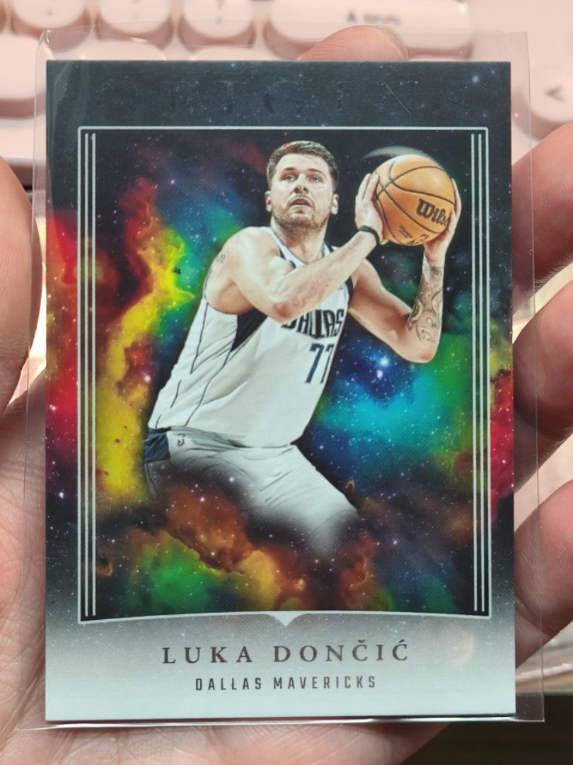 Nba Panini Origins 2023 Luka Doncic Dallas Mavericks LA Lakers base （分類：其他周邊）位於 Hong Kong。 由 seaby 提交（商品編號 1461509842，圖片 1）。簡介： •卡況如圖，卡品請默認為通行品及有瑕疵，例如白點白角白邊卡面少花等，請當Grade唔到，不適合完美主義者 •包卡夾，sf到付或平郵+$8（超重另加郵費） •寄出會用bubble信封，包裝會保護好卡片才寄出 •全店滿$100可啟德交收（港鐵站A出口或啟晴邨麥當勞），禮拜一至四18：40-19：00；禮拜六日10：30-18：30。