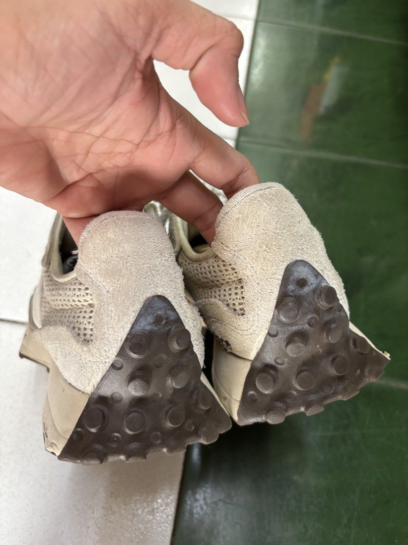 New Balance 327 Cream Brailed (Category: Sneakers) located in Pasig City. Submitted by bootsoftravel_ph (Listing ID 1461561653, Image 2). Description: New Balance 327 Cream Brailed used - Good FOR SALE Pair only FREE shipping!!! Issue: drags Price ₱2,000 size: EU 41.5 / UK 7.5 / US 8 Guaranteed 100% Legit 💯 We ship nationwide 🚚.