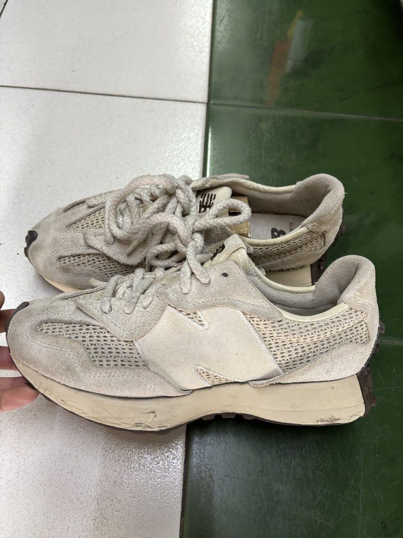 New Balance 327 Cream Brailed (Category: Sneakers) located in Pasig City. Submitted by bootsoftravel_ph (Listing ID 1461561653, Image 3). Description: New Balance 327 Cream Brailed used - Good FOR SALE Pair only FREE shipping!!! Issue: drags Price ₱2,000 size: EU 41.5 / UK 7.5 / US 8 Guaranteed 100% Legit 💯 We ship nationwide 🚚.