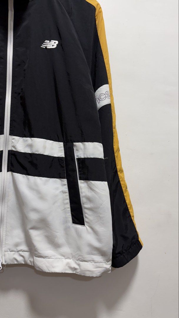 New Balance Tritone Windbreaker Jacket (Category: Coats, Jackets and Outerwear) located in Manila. Submitted by petlover777 (Listing ID 1461557896, Image 3). Description: Best fit to XL (24 x 29) GOOD AS NEW! 📌check last picture, with very light blue mark sa lower part 📍Pick up location: Barangay 235 Hall Abad Santos Manila 🛵Delivery: J&t | Lalamove.