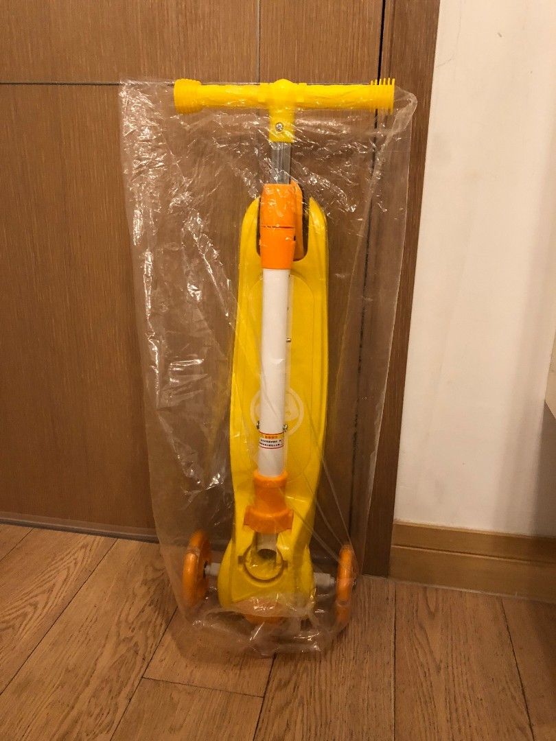 全新滑板車new scooter （分類：運動與體育 -溜冰鞋，旱冰鞋和滑板車）位於 Hong Kong。 由 tellerfans 提交（商品編號 1461556521，圖片 3）。簡介： new scooter Can fold for storage 一腳煞停 安全 adjust height with 75cm ,70 cm and 65 cm fit for 2 age to 13 age Flash wheel。