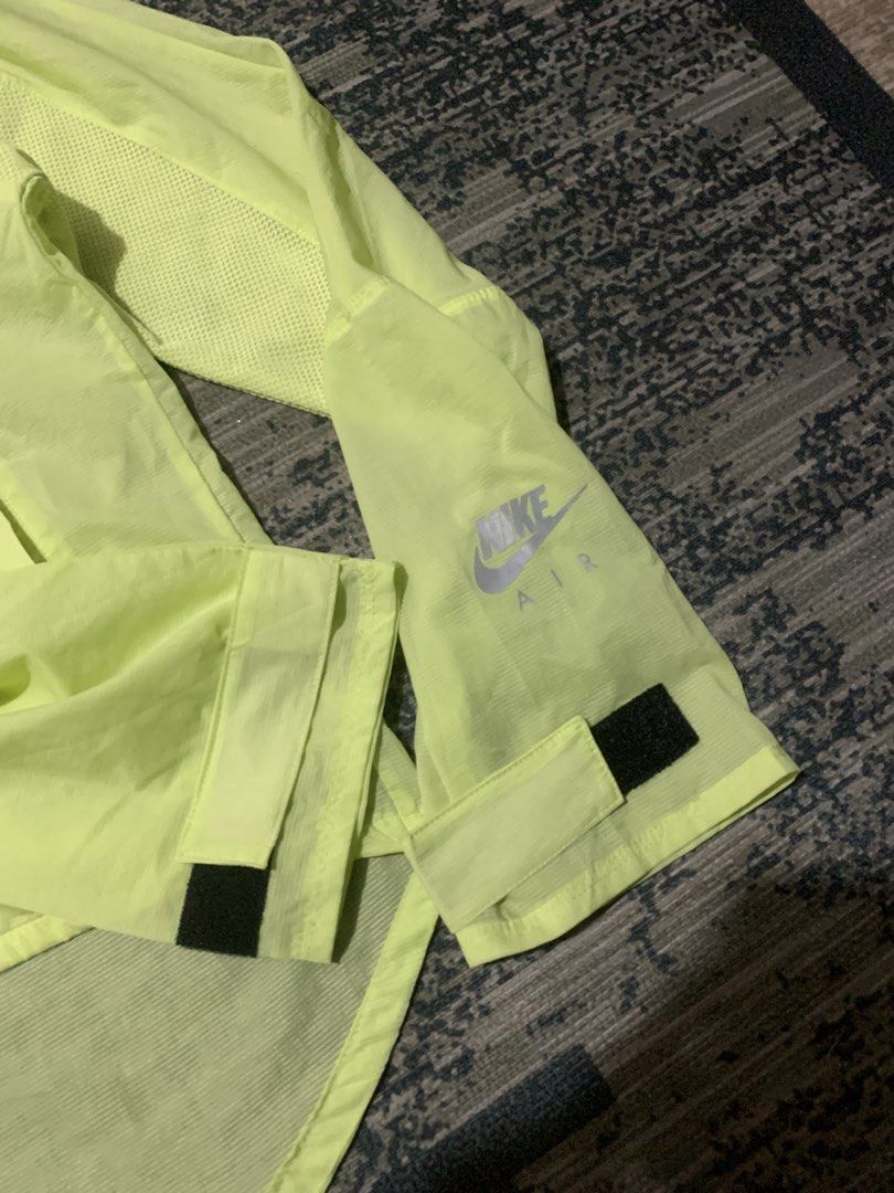 Nike air (Category: Coats, Jackets and Outerwear) located in Cebu City. Submitted by thriftsh1t.ph (Listing ID 1461545527, Image 3). Description: W21 L23-26 back.