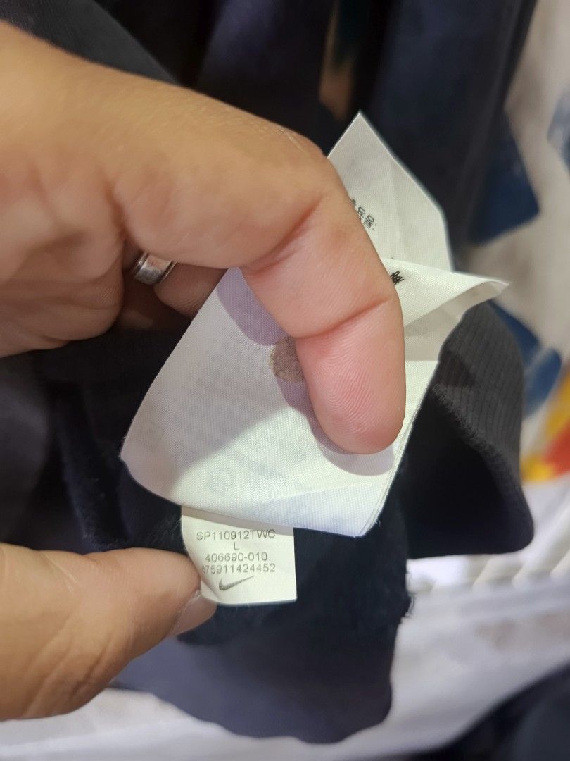 Nike Athletic embroidery hoodie (Category: Coats, Jackets and Outerwear) located in Gumaca. Submitted by makuliti (Listing ID 1461328926, Image 2). Description: .