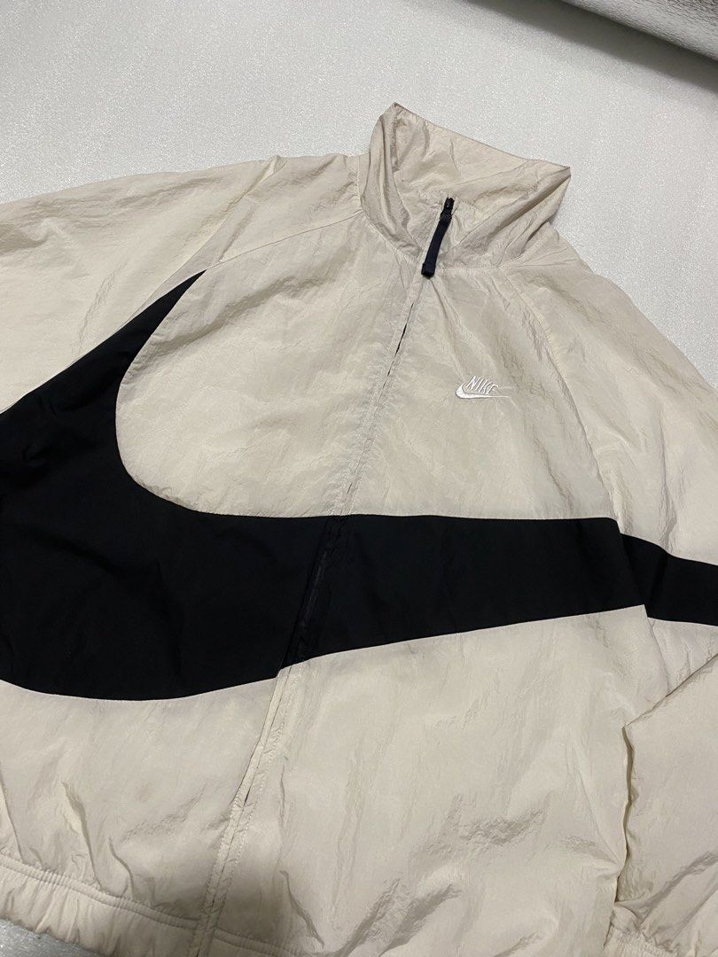 NIKE BIGSWOOH WINDBREAKER JACKET (Category: Coats, Jackets and Outerwear) located in Caloocan City. Submitted by alexahvaldez (Listing ID 1461333013, Image 2). Description: NEGO FOR SURE BUYER 26 / 29 LIKE NEW CONDITION NO ISSUE.