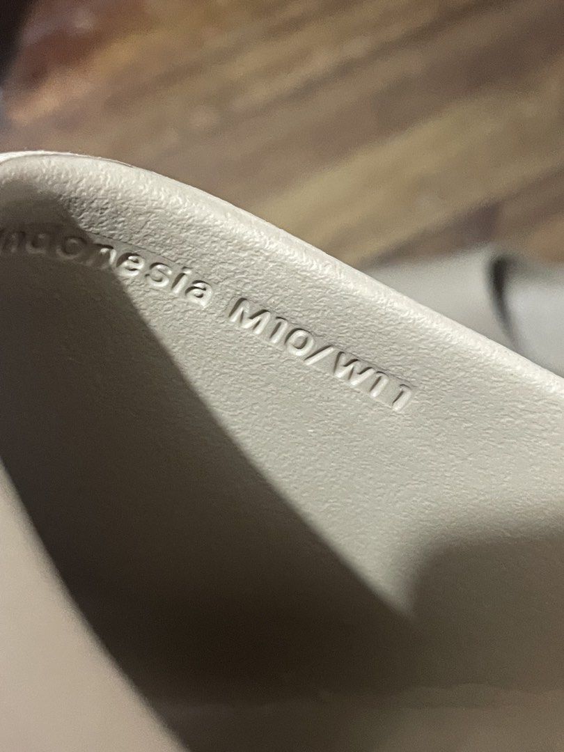 FOR TRADE Nike Calm Slides 2.0 (Category: Slippers & Slides) located in Manila. Submitted by beej_beej (Listing ID 1461515331, Image 2). Description: FOR TRADE TO SIZE 11 - Fitted only - No box - Just landed from US - Size: M10/W11.