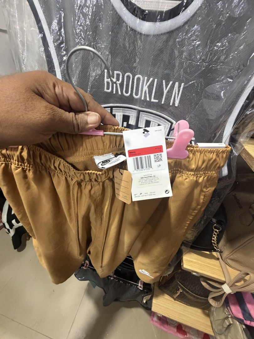 Nike Club woven shorts (Category: Shorts) located in Pinamalayan. Submitted by danilotubero08 (Listing ID 1461427706, Image 3). Description: Size large w32-36.