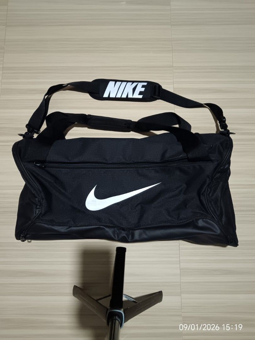 NIKE DUFFLE BAG (Category: Belt bags, Clutches and Pouches) located in Manila. Submitted by bright_ambnzn (Listing ID 1461531188, Image 1). Description: .