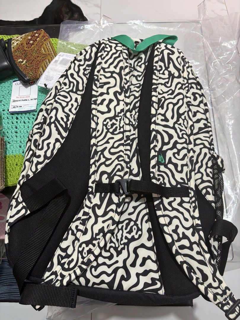 Nike Hayward Coconut Milk 26L Backpack (Category: Backpacks) located in Manila. Submitted by shoepatos4u (Listing ID 1461396067, Image 2). Description: Benefits Padded shoulder straps are adjustable for a comfortable fit. Haul loop gives you an alternative carrying option. The front bungee system with a cinch lets you quickly stash a jacket or other essentials. Stabilising chest strap distributes the weight of the backpack, helping you stay comfo