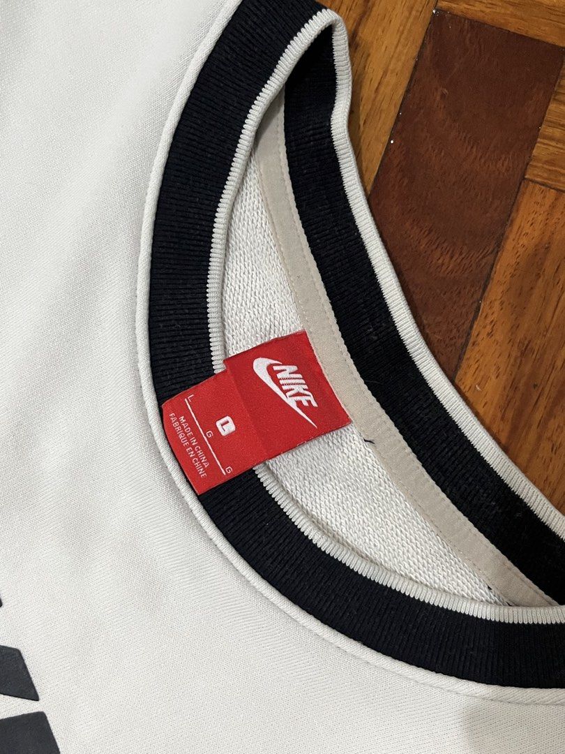 Nike Longsleeve for women (Category: Coats, Jackets and Outerwear) located in Manila. Submitted by oloip.thrift (Listing ID 1461491211, Image 3). Description: Size: L Dimes: 23/24 Issue: Minimal Yellow stain, Just check the photo Good condition .