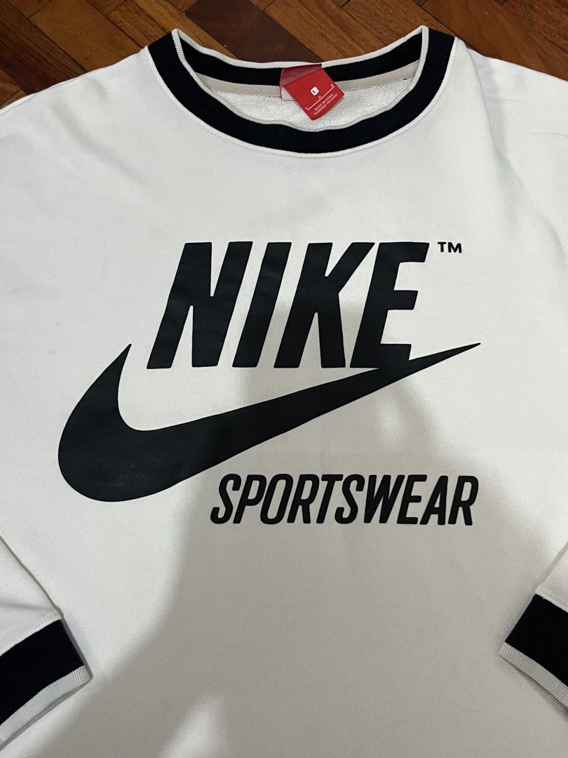 Nike Longsleeve for women (Category: Coats, Jackets and Outerwear) located in Manila. Submitted by oloip.thrift (Listing ID 1461491211, Image 2). Description: Size: L Dimes: 23/24 Issue: Minimal Yellow stain, Just check the photo Good condition .