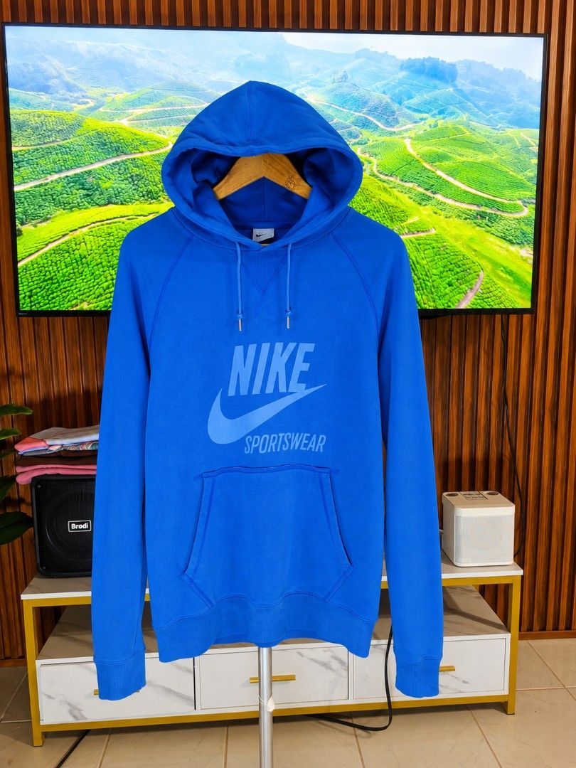 NIKE PULLOVER HOODIE (Large) (Category: Hoodies) located in Tagbilaran City. Submitted by jahrafael (Listing ID 1461431730, Image 3). Description: Size: Large W:21 L:27 small flaws see on the pics but aside from that all is good.