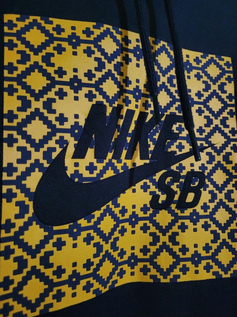 Nike SB Hoodie (Category: Coats, Jackets and Outerwear) located in Batangas. Submitted by kalatnicocs (Listing ID 1461413039, Image 3). Description: 21 × 26.5 Almost brand new 9.8 or better condition.