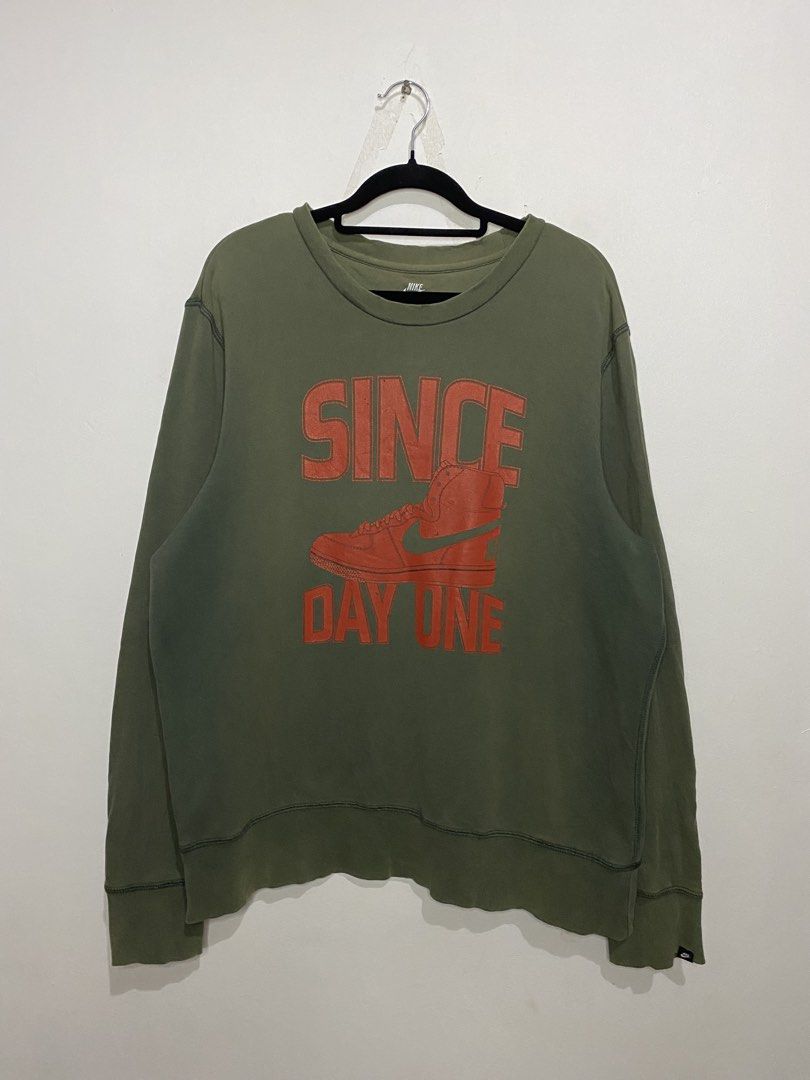 Nike Since Day One Sweater (Category: Coats, Jackets and Outerwear) located in San Pedro. Submitted by kristofesp08227 (Listing ID 1461518824, Image 1). Description: Nike Since Day One Sweater Sz XL on tag 22.5 x 27 7/10 condition 7/10 color rate PM FOR MORE DETAILS .