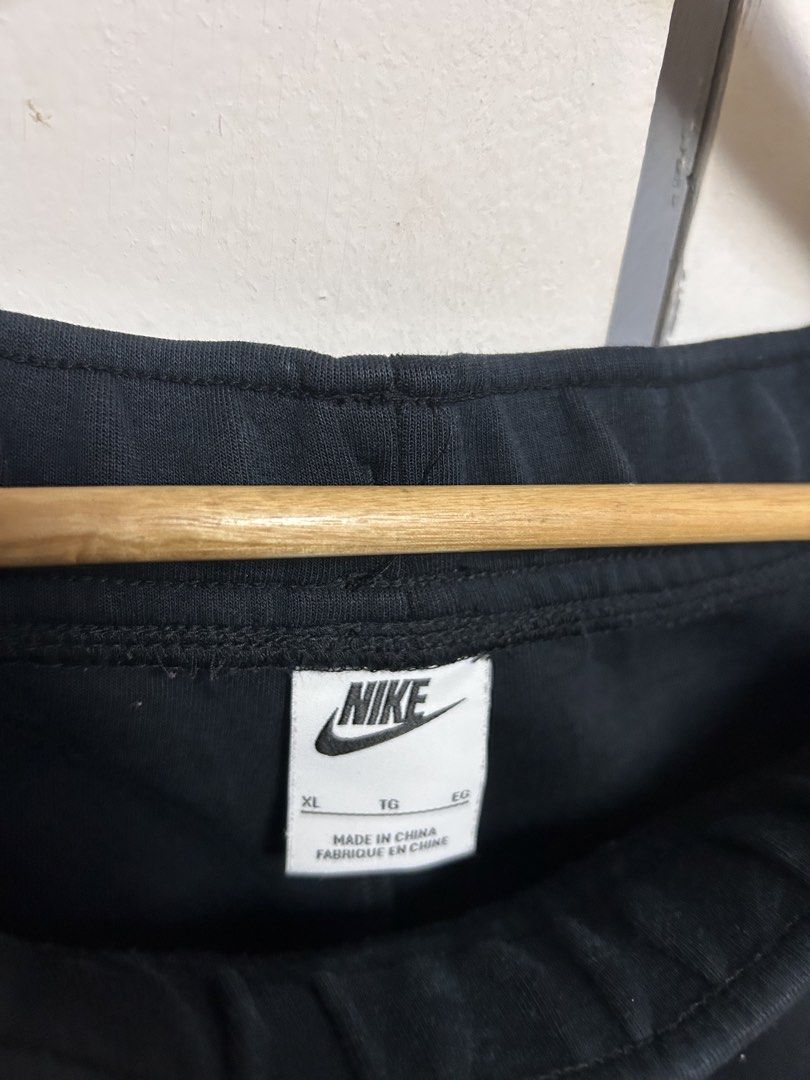 Nike Tech Fleece (Category: Joggers) located in Jordan. Submitted by pareng_j0mar (Listing ID 1461531038, Image 2). Description: Waist 33 to 36 - Black Nike Tech Fleece Joggers - Size XL - Zippered pockets on both sides - Drawstring waist for adjustable fit - Made in China - Ideal for everyday wear or training sessions.