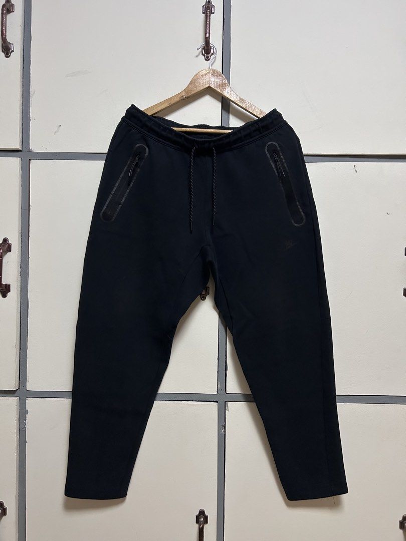 Nike Tech Fleece (Category: Joggers) located in Jordan. Submitted by pareng_j0mar (Listing ID 1461531038, Image 1). Description: Waist 33 to 36 - Black Nike Tech Fleece Joggers - Size XL - Zippered pockets on both sides - Drawstring waist for adjustable fit - Made in China - Ideal for everyday wear or training sessions.