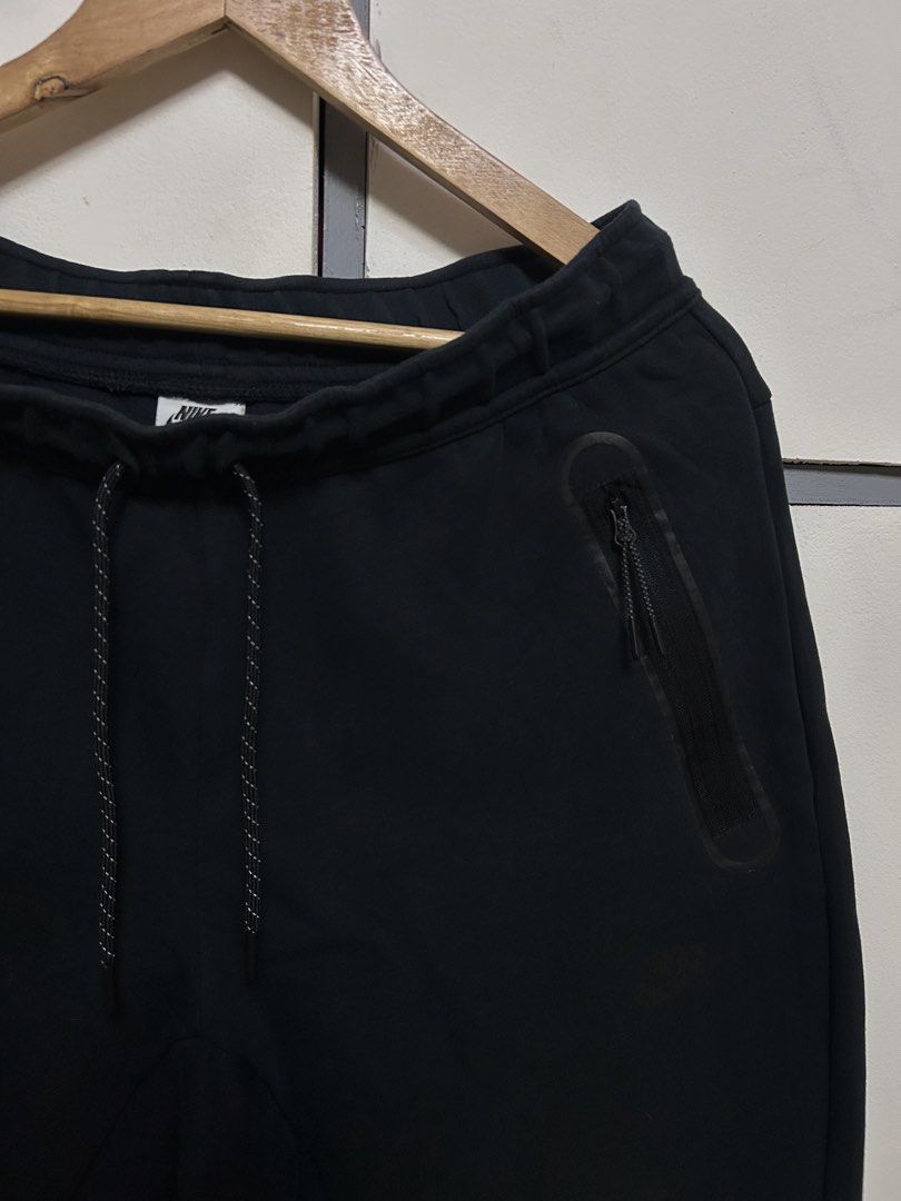 Nike Tech Fleece (Category: Joggers) located in Jordan. Submitted by pareng_j0mar (Listing ID 1461531038, Image 3). Description: Waist 33 to 36 - Black Nike Tech Fleece Joggers - Size XL - Zippered pockets on both sides - Drawstring waist for adjustable fit - Made in China - Ideal for everyday wear or training sessions.