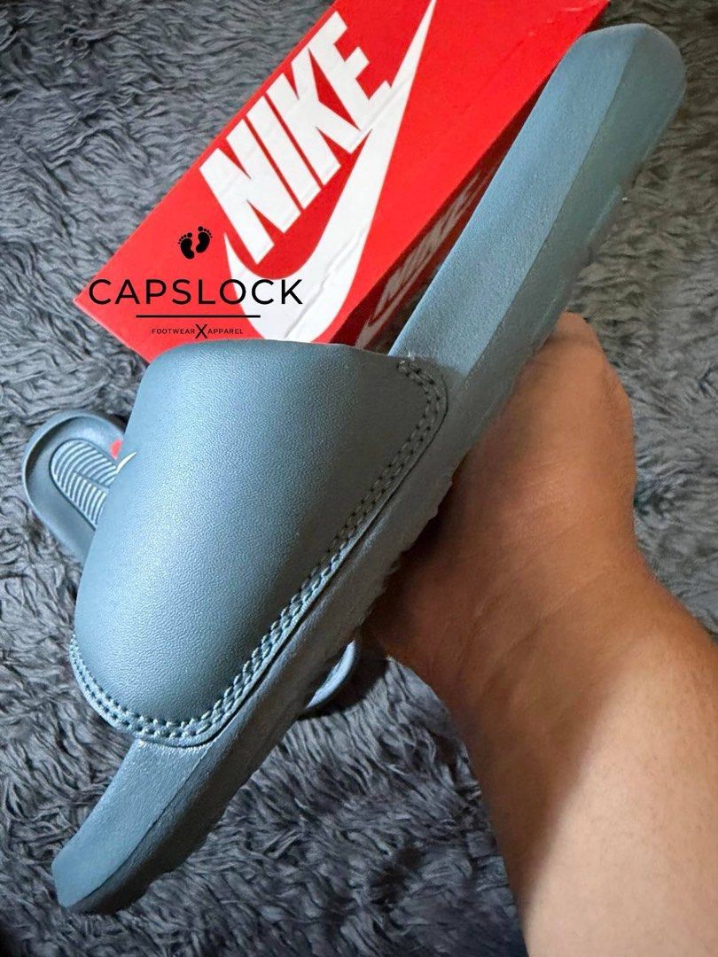 Nike Victori Slide (Category: Slippers & Slides) located in Manila. Submitted by caps.lock1 (Listing ID 1461394534, Image 3). Description: ✨ ℕ𝔼𝕎 𝔸ℝℝ𝕀𝕍𝔸𝕃 ✨ 𝑵𝒊𝒌𝒆 𝑽𝒊𝒄𝒕𝒐𝒓𝒊 𝑶𝒏𝒆 𝑺𝒍𝒊𝒅𝒆 ᴄᴏʟᴏʀ: ᴍɪɴᴇʀᴀʟ sʟᴀᴛᴇ/ᴄᴏᴄᴏɴᴜᴛ ᴍɪʟᴋ sɪᴢᴇ: 7/8/9/10/11 ᴜs ᴍᴇɴ ʙᴇʟᴏᴡ sʀᴘ: ₱1,300 ᴏɴʟʏ ▪️ᴏɴ ʜᴀɴᴅ▪️ʙʀᴀɴᴅɴᴇᴡ▪️ʟᴇɢɪᴛ💯 *𝐺𝑟𝑎𝑏 𝑦𝑜𝑢𝑟𝑠 𝑛𝑜𝑤.