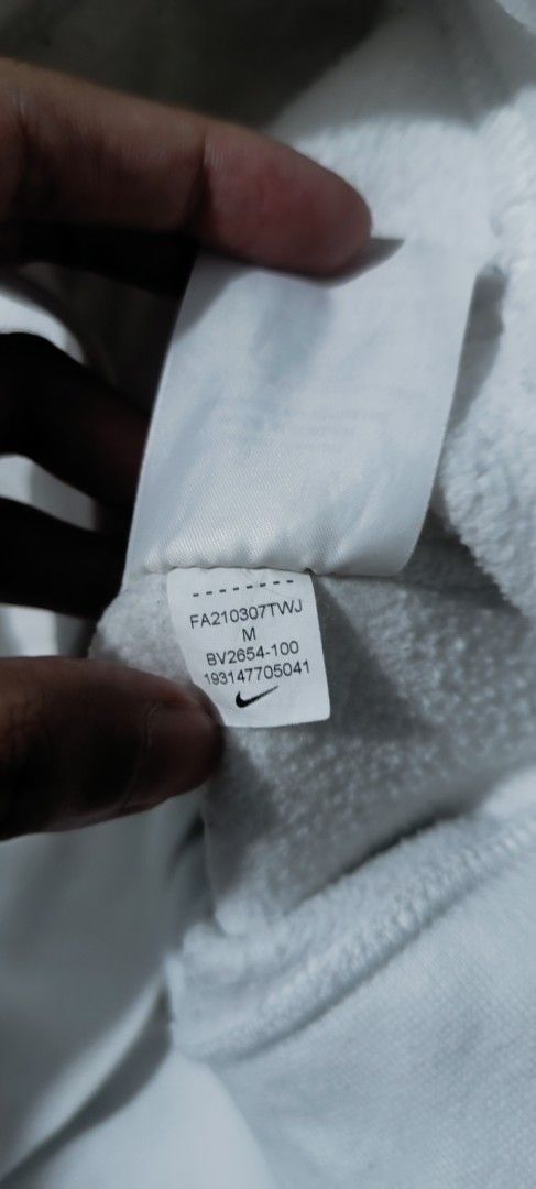 Nike White Hoodie Size M (Category: Hoodies) located in Caloocan City. Submitted by yanny1205 (Listing ID 1461554016, Image 3). Description: - Nike Club Fleece hoodie - Size Medium fit to Large - Nalabahan na laundry hindi hand wash - Issue removable stain zonrox lang.