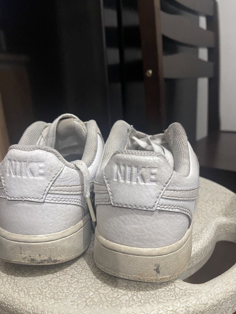 Nike White Sneaker 7.5 US (Category: Sneakers) located in Manila. Submitted by victoria.shop1 (Listing ID 1461533741, Image 2). Description: Legit Nike White Sneaker SIZE 7.5 Wala pa naman defects may sign of usage and stain Bought at taiwan..