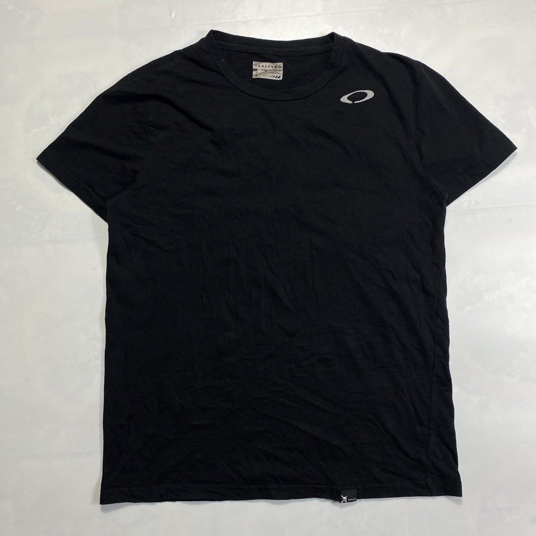Oakley Black T-Shirt Size L (Category: Tshirts & Polo Shirts ) located in Iloilo. Submitted by dripnest.ilo (Listing ID 1461481501, Image 1). Description: -width 19 -length 26 - Black Oakley T-Shirt - Size: Small (S) - Material: Nylon, Cotton, Polyester blend - Features: Oakley logo on chest, small tag at hem - Ideal for: Casual wear - Care: Refer to tag for instructions.