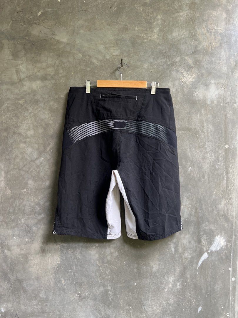 Oakley Excalibur Board Short (Category: Shorts) located in Santa Catalina. Submitted by zthrift54351 (Listing ID 1461358100, Image 2). Description: Oakley Excalibur Board Short Dimes: 33x22 Condition: Good Issue: Minimal lints Pm to avail !.