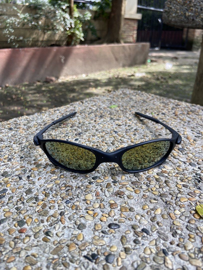 Oakley Juliet (Category: Sunglasses & Eyewear) located in Quezon City. Submitted by g00dwillph (Listing ID 1461485677, Image 1). Description: .