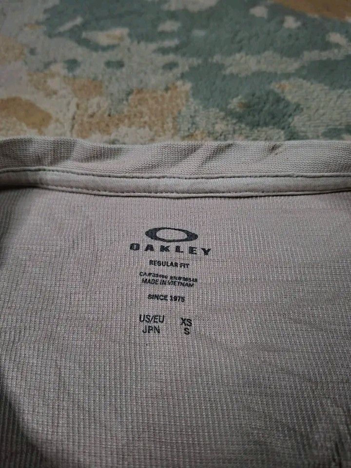 Oakley Regular Fit T-Shirt (Category: Tshirts & Polo Shirts ) located in Tagaytay City. Submitted by joyjavier1230 (Listing ID 1461481498, Image 3). Description: Oakley Regular Fit T-Shirt issues: see photos medium fittings 21"x26" 380 free shipping location: Tagaytay shipping via jnt mop: gcash Dm to purchase📩📩📩.
