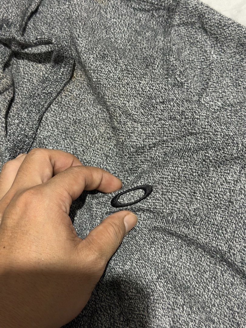 Oakley zip up hoodie (Category: Hoodies) located in Manila. Submitted by thra_shirts (Listing ID 1461409665, Image 3). Description: Oakley zip up hoodie XS on tag can fit to Small W 20/L 27 Excellent condition Authentic .