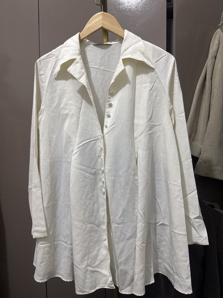 Off White Buttondown Longsleeves (Category: Longsleeves) located in Mexico. Submitted by studioleraph (Listing ID 1461451081, Image 1). Description: 🛍️ Perfect for your personal wardrobe or reseller business 🫶 👗 The actual item being sold is the original garment shown in the product photos. Small differences in fit, drape, color, texture, or details may occur. 💌 Condition: • Preloved; Please wash the items before wearing. • Please manage expe