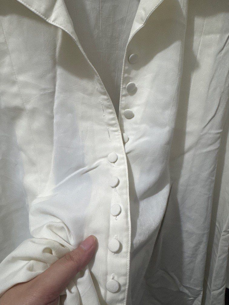 Off White Buttondown Longsleeves (Category: Longsleeves) located in Mexico. Submitted by studioleraph (Listing ID 1461451081, Image 2). Description: 🛍️ Perfect for your personal wardrobe or reseller business 🫶 👗 The actual item being sold is the original garment shown in the product photos. Small differences in fit, drape, color, texture, or details may occur. 💌 Condition: • Preloved; Please wash the items before wearing. • Please manage expe