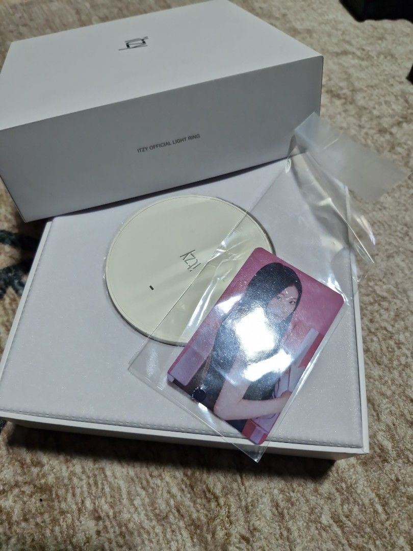 Offical ITZY ring light (Category: Exterior Lighting) located in Singapore. Submitted by putri.831 (Listing ID 1461461713, Image 2). Description: its new , plastic seal of the box is gone but the plastic seal on the items are intact. comes with a photocard. we can nego price 💜.