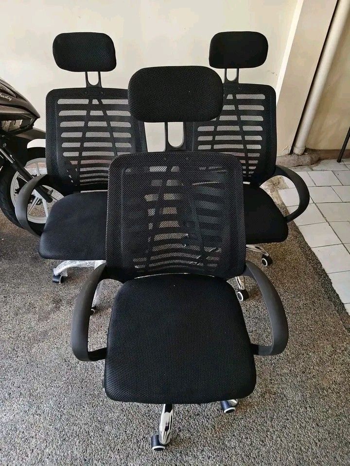 Office Chair w/ Headrest (Category: Chairs) located in Manila. Submitted by micoooy (Listing ID 1461424342, Image 2). Description: .