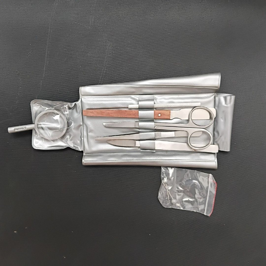 Okada Junior Dissecting Kit or Set (Category: Everything Else Others) located in Quezon City. Submitted by kaloriver (Listing ID 1461344844, Image 2). Description: Used this dissecting kit once for my BIO 11.1 class ☺️ It's still complete and it comes with: 1. Dissecting scissors 2. Thumb forceps 3. Scalpel 4. Flapper 5. Needle 6. Magnifier 7. Pins (2) You can DM me for pictures of each material. 🤍.