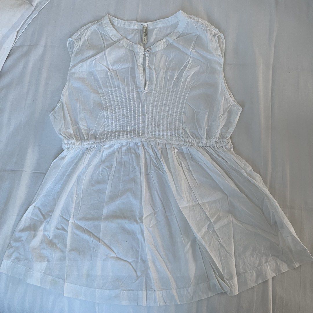 Old Navy Maternity White Sleeveless Pleated Top (Category: Blouses) located in Muntinlupa City. Submitted by sza1123 (Listing ID 1461405619, Image 1). Description: - White maternity top from Old Navy - Sleeveless design - Button detail at the neckline - Pleated front - Elasticated waistband - Flared hem - Made in Indonesia - Ideal for everyday wear during pregnancy.