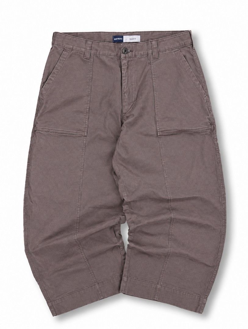 Old Navy relaxed Fit barrel pants (Category: Jeans) located in General Mariano Alvarez. Submitted by jheysezikiel_arce (Listing ID 1461526411, Image 1). Description: - Brand: Old Navy - Fit: Relaxed - Color: Muted Brown/Taupe - Closure: Button and Zip - Pockets: Two front pockets - Features: Front seam on each leg, Wide leg opening - Style: Casual wear.