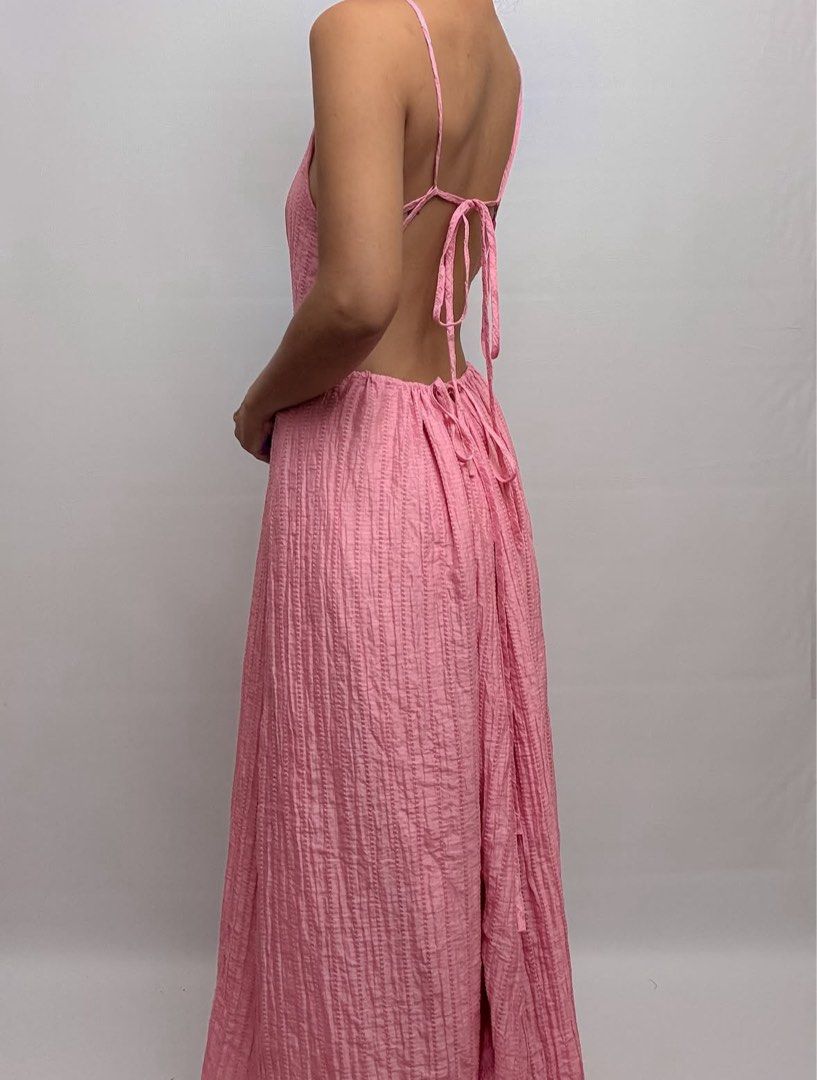 Open Back EmTextured Midi Dress (Category: Dresses) located in San Juan City. Submitted by jeane_de_arcc (Listing ID 1461347755, Image 1). Description: -fits small to xl MODEL: 5’5.