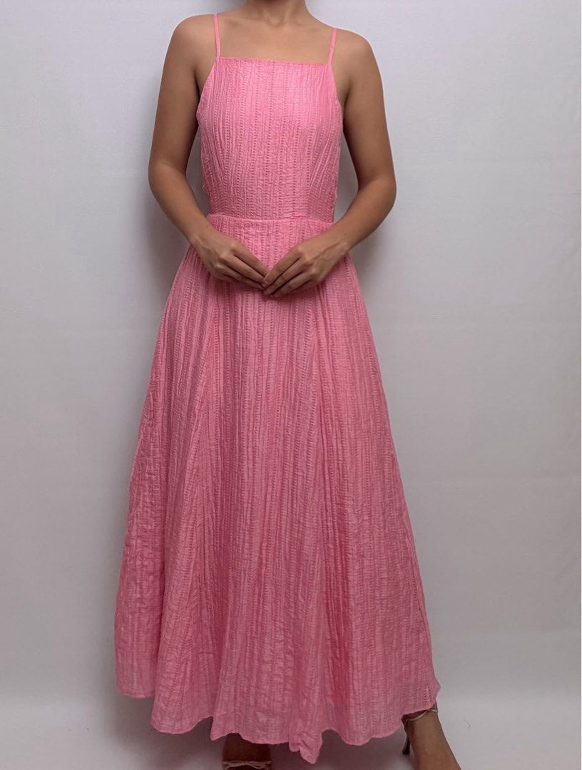 Open Back EmTextured Midi Dress (Category: Dresses) located in San Juan City. Submitted by jeane_de_arcc (Listing ID 1461347755, Image 3). Description: -fits small to xl MODEL: 5’5.