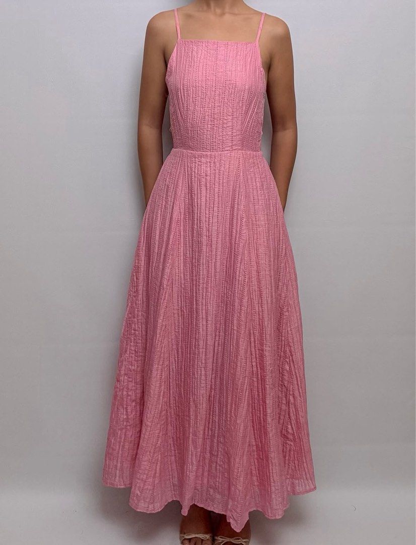 Open Back EmTextured Midi Dress (Category: Dresses) located in San Juan City. Submitted by jeane_de_arcc (Listing ID 1461347755, Image 2). Description: -fits small to xl MODEL: 5’5.