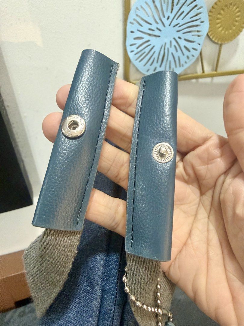 Original Anello Sling Bag (Category: Cross-body Bags) located in Bacoor. Submitted by xoxochean (Listing ID 1461365677, Image 3). Description: Bought from tokyo ph Original 💯 use twice. As NEW Size: 14cm X 20cm ~ Small size but Very spacious kasya phone & long wallet ~ See last photo for size refference. Selling 40% for its original price. Super mura! Bago pa 💯 Free shipping ✔️ 📍Bacoor, Cavite..