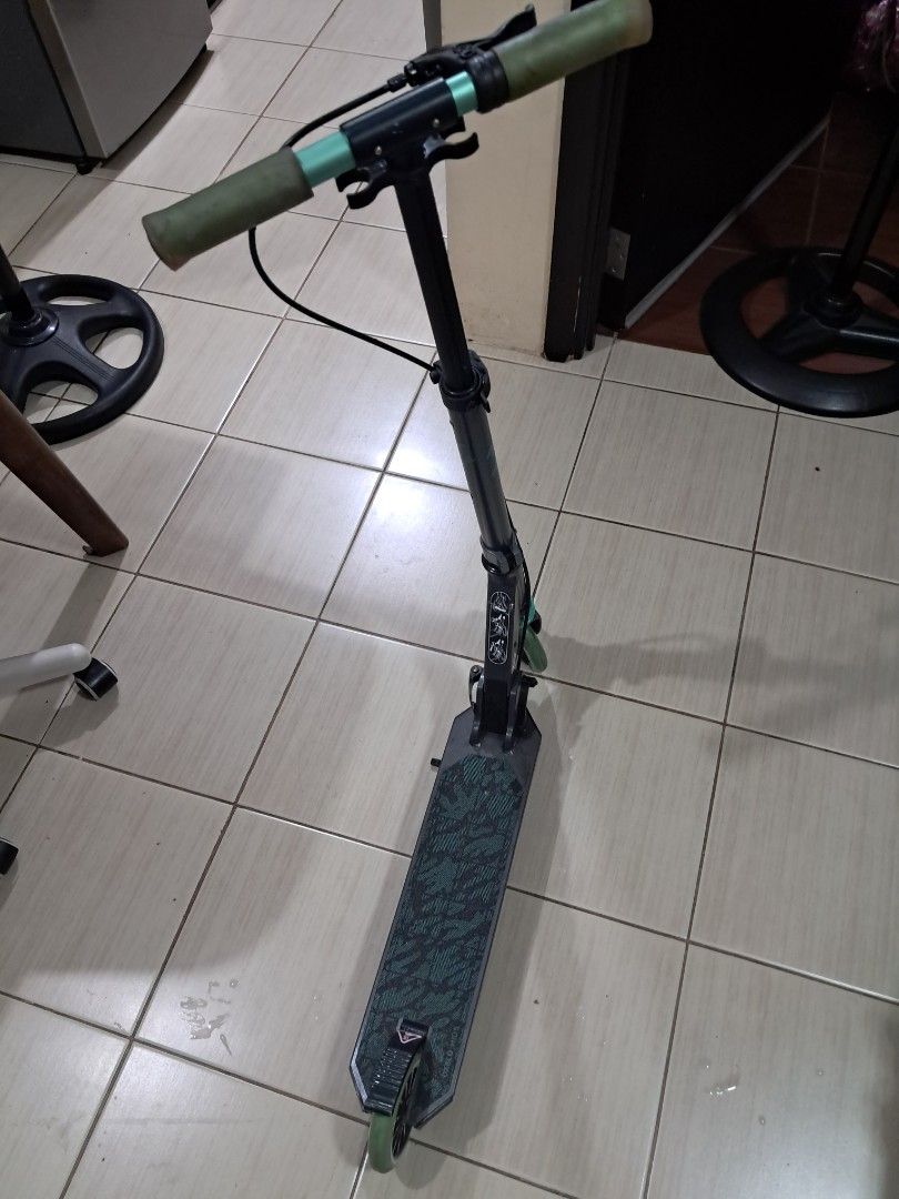 OXELO MID 5 Scooter (Category: Skates, Rollerblades & Scooters) located in Pasig City. Submitted by cas-raya (Listing ID 1461427031, Image 2). Description: - OXELO MID 5 Kick Scooter - Stylish green and black grip tape on the deck - Comfortable handlebar grips - Foldable and with 2 adjustable heights .