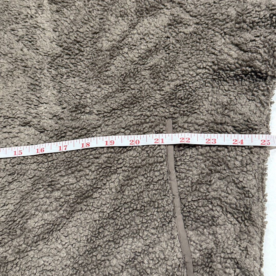 Oysho fleece half-zip jacket (Category: Coats, Jackets and Outerwear) located in Manila. Submitted by marx_g (Listing ID 1461540672, Image 2). Description: Oysho fleece half-zip jacket Size S Width: 25 Length: 21 PRICE: 1200 plus sf.