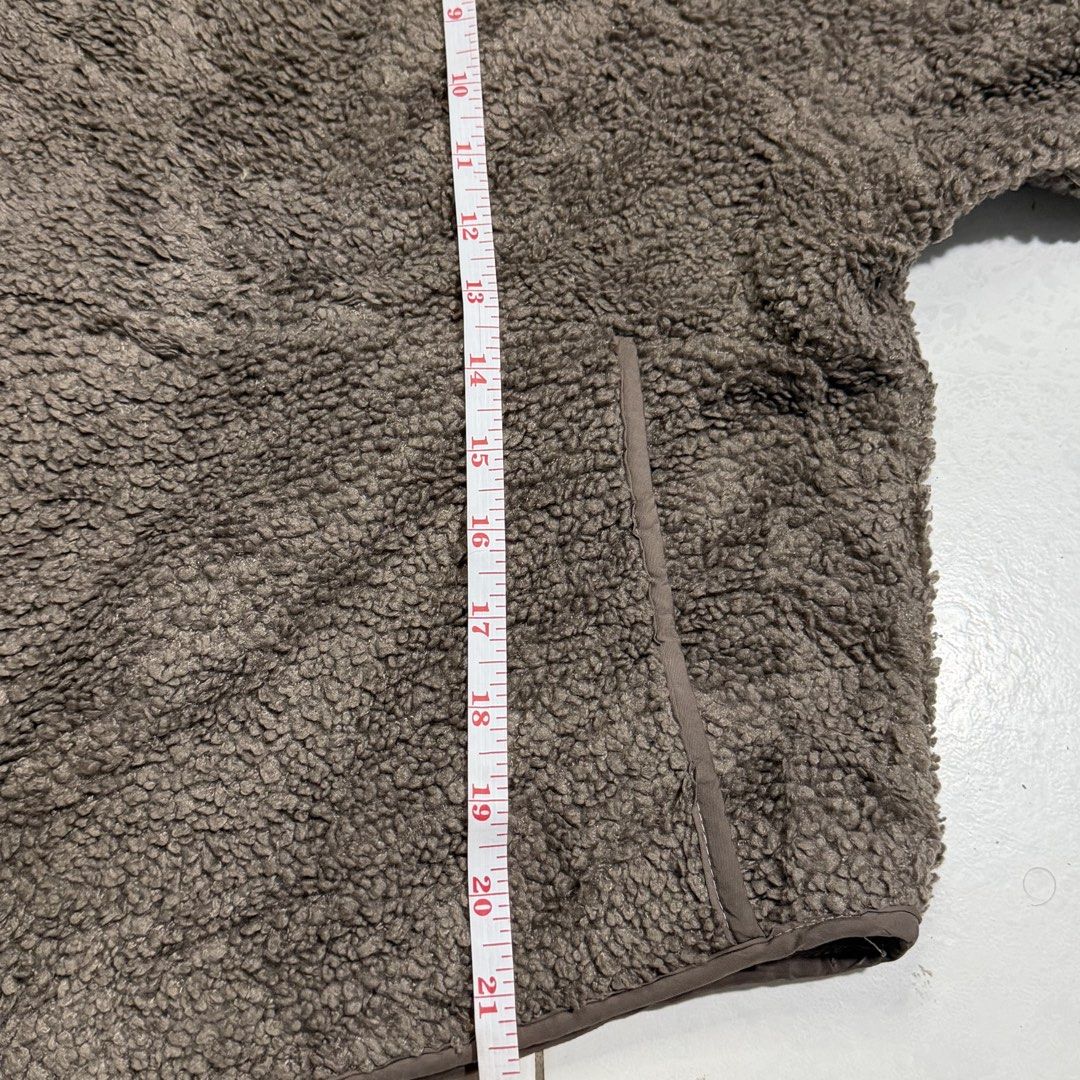 Oysho fleece half-zip jacket (Category: Coats, Jackets and Outerwear) located in Manila. Submitted by marx_g (Listing ID 1461540672, Image 3). Description: Oysho fleece half-zip jacket Size S Width: 25 Length: 21 PRICE: 1200 plus sf.