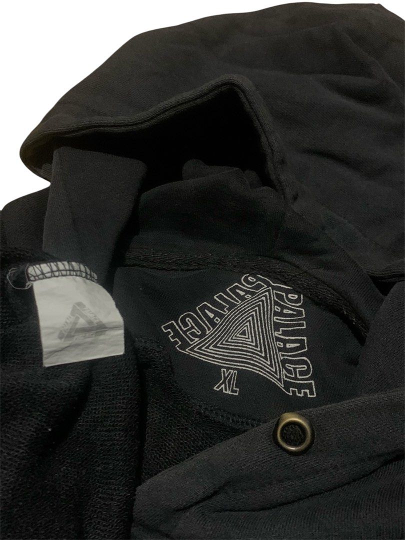 Palace (Category: Coats, Jackets and Outerwear) located in Manila. Submitted by lyf_7hrift (Listing ID 1461487770, Image 3). Description: Palace Jacket P350 28L 22W Dimes 9/10 Color Rate Good Condition.