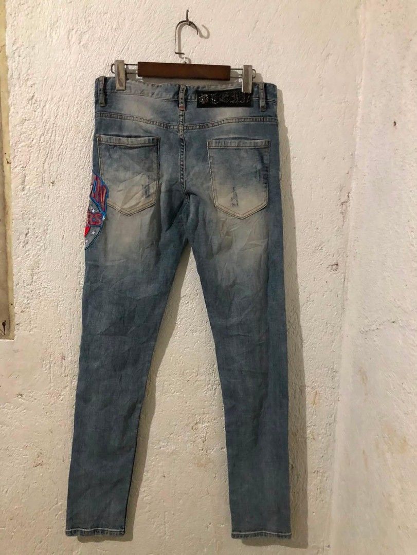 PHILIPP PLEIN JEANS 31/32(41) (Category: Jeans) located in Manila. Submitted by kuyanyo (Listing ID 1461545460, Image 2). Description: - Light wash denim jeans - Distressed details and unique patches on the front - Patches include 'P' with stars and bee, and 'PLEIN 76ERS' with bee and basketball - Button and zip fly closure - Belt loops - Back pockets - Perfect statement piece for your wardrobe DM IF INTIRESTED EXCELLENT CONDITION NO ISSUE CAN DO