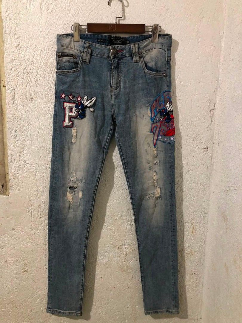 PHILIPP PLEIN JEANS 31/32(41) (Category: Jeans) located in Manila. Submitted by kuyanyo (Listing ID 1461545460, Image 1). Description: - Light wash denim jeans - Distressed details and unique patches on the front - Patches include 'P' with stars and bee, and 'PLEIN 76ERS' with bee and basketball - Button and zip fly closure - Belt loops - Back pockets - Perfect statement piece for your wardrobe DM IF INTIRESTED EXCELLENT CONDITION NO ISSUE CAN DO