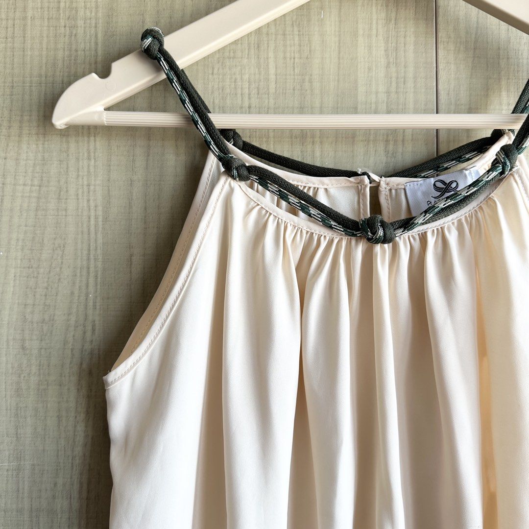 PLAINS & PRINTS - Apricot Top (Category: Sleeveless) located in Makati City. Submitted by alilbitofeverything.ph (Listing ID 1461371412, Image 2). Description: 📍Makati Brand: Plains & Prints Size on tag: XS Fits extra small-medium Brand new Still with tags Original price: ₱1,298 Selling for: ₱700 No flaws .