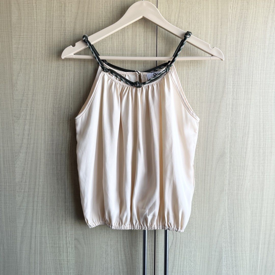 PLAINS & PRINTS - Apricot Top (Category: Sleeveless) located in Makati City. Submitted by alilbitofeverything.ph (Listing ID 1461371412, Image 1). Description: 📍Makati Brand: Plains & Prints Size on tag: XS Fits extra small-medium Brand new Still with tags Original price: ₱1,298 Selling for: ₱700 No flaws .