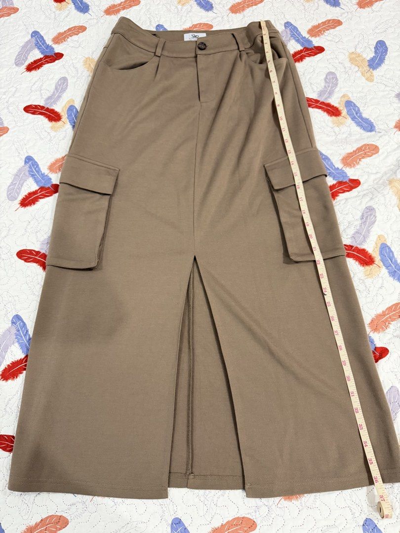 Plains and Prints Midi Skirt (Category: Skirts) located in Caloocan City. Submitted by ai_declutter (Listing ID 1461487602, Image 3). Description: Used only once Rfs: di na kasya.